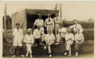 Deutsche Kriegsgefangene in Tenniskleidung, im englischen Kriegsgefangenenlager in Douglas