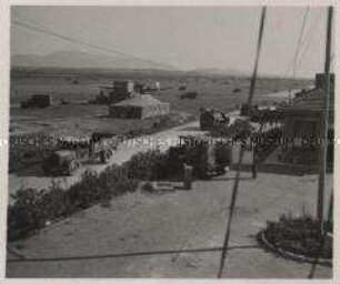 Wehrmachtssoldaten, Soldaten in Griechenland, Der Flugplatz Tatoi (Athen) nach der Landung der ersten deutschen Flugzeuge, Um die Landung zu erschweren, wird der Platz mit Lastwagen, Flugzeugteilen, Benzinfässern usw. verstellt.