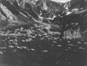 Bergtal mit Findlingen : Blick in ein Bergtal mit Findlingen im Vordergrund