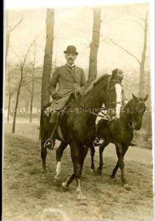 Theobald von Bethmann Hollweg bei einem Ausritt im Tiergarten