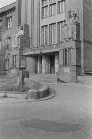 Repräsentatives Gebäude mit Portalfiguren, Treppe und Zufahrt