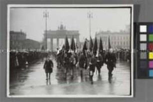 Hitlerjungen marschieren durch das Brandenburger Tor