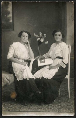 Porträt von zwei jungen Frauen : Portrait von zwei jungen Frauen. Postkarte