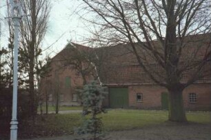 Fliegenfelde 19: Hof: Wirtschaftsgebäude mit Mansarddach: links Quergiebel, Pferdeköpfe als Giebelzier