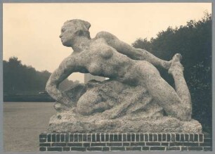 Kriechende II, 1926/27, Kalkstein