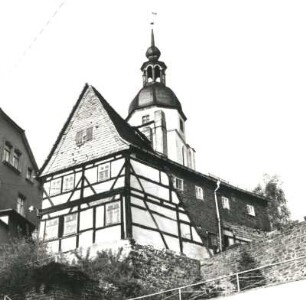 Colditz, Schloßgasse 4/Ecke Kirchgäßchen. Wohnhaus (17. Jh.). Giebelansicht mit Turm der Stadtkirche St. Egidien