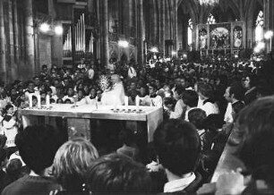 Freiburg: Münster, Erzbischof Dr. Schäufele am Altar