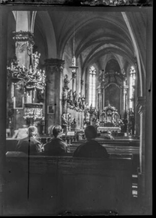 Kirche, Altar, Kanzel und Heiligenfiguren