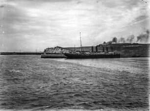 Dampfer vor der Küste von Dover : Ein Dampfschiff vor der Küste von Dover.