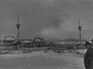 Gebäudekomplex : Ein Gebäudekomplex im chinesischen Baustil, vermutlich Teil eines Klosters im Tian Shan Hochgebirge