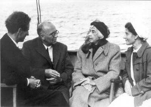 Johannes R. Becher (2. von links) mit Ivo und Margarete Hauptmann (daneben Hauptmanns Krankenschwester) während der Überfahrt : Kloster (Hiddensee). Begräbnis von Gerhart Hauptmann am 28. Juli 1946. Johannes R. Becher (2. von links) und Margarete Hauptmann während der Überfahrt
