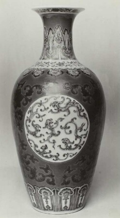 Vase bemalt mit Ranken, 3 Felder mit Drachen , oben und unten Borten mit stilisierten Blumenranken