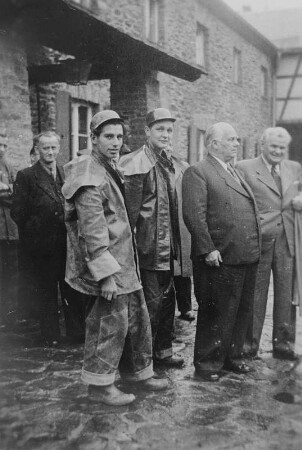 Wilhelm Pieck mit Max Seydewitz (rechts) und Kumpel der Wismut im Arbeiterheim Bermsgrün : Wilhelm Pieck mit Max Seydewitz (rechts) und Kumpel der Wismut im Arbeiterheim Bermsgrün