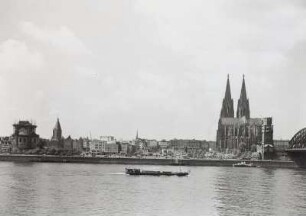 Rheinansicht : Köln, Rheinpromenade mit Groß Sankt Martin (im Wiederaufbau), Rathaus und Dom, Blick über den Rhein von Osten