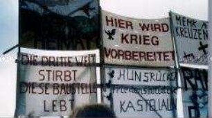 Transparente von der Demonstration der Friedensbewegung gegen die Stationierung der Cruise Missiles in Hasselbach-Hunsrück