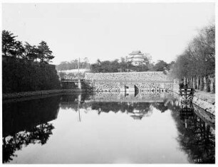 Tokio (Japan). Blick über großes mauergefaßtes Wasserbecken zum Kaiserpalast. Teil der Wassergräben (Burgbefestigung)