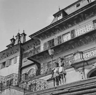 Dresden-Pillnitz. Schloss Pillnitz. Portrait von zwei Mädchen an der Treppe vorm Wasserpalais