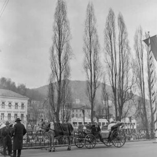 Pferdekutsche auf einer Straße in Karlsbad (Karlovy Vary)