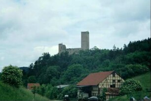 Blick zur Burgruine, vorn Scheune und Landtechnik