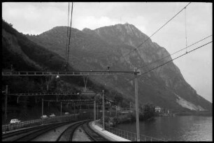 Melide: Gotthardstrecke, am Luganer See mit Monte Salvatore