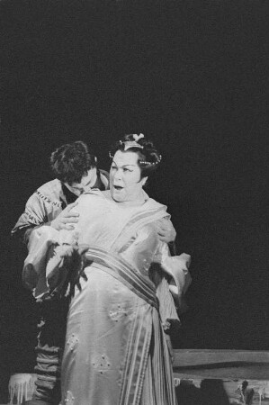 Szenenbilder aus der Oper "Turandot" von Giaccomo Puccini in der Inszenierung von Walter Felsenstein (musikal. Leitung: Václav Neumann, Bühnenbild und Kostüme: R. Heinrich). Komische Oper Berlin, 25.01.1958 : Mit Sigrid Ekkehard in der Titelpartie, Hermin Esser als Kalaf, Herbert Rössler als Timur, Erwin Wohlfahrt als Pang, Uwe Kreyssig als Ping, Werner Enders als Pong, Irmgard Arnold als Liu u. a.