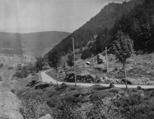 Talblick : Blick über eine Bergstraße in ein Tal