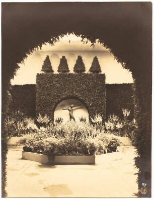 Ausstellungsgarten Jubiläums-Gartenbau-Ausstellung 1926, Dresden: Austellungspalast: Innenansicht mit Plastik weibliche Figur