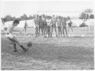 Kinder beim Fußballspielen (Altersgruppe bis 14)