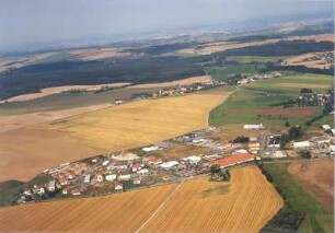 Dippoldiswalde-Reinholdshain. Gewerbegebiet gegen Dippoldiswalde-Oberhäslich. Luftbild-Schrägaufnahme von Süden