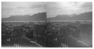 Blick über Häuser der Stadt Macao zur Bucht mit Booten und Bergen : Weltreisen. China. Blick über Häuser der Stadt Macao zur Bucht mit Booten und Bergen