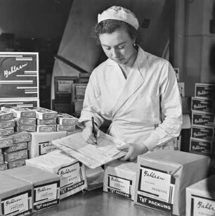 Arbeiterin von Bahlsen bei der Kontrolle der Bahlsen-Produkte
