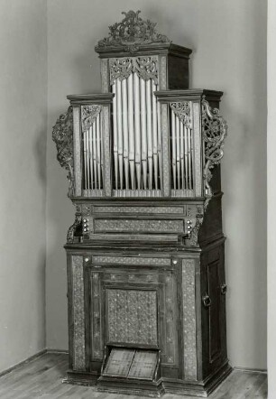 Orgelpositiv (E-c³). Norddeutsch, 2. Hälfte 17. Jahrhundert, Schnitzwerk und Intarsien um 1880/1890