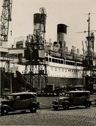Barcelona. Spanien. Das deutsche Passagierschiff "Monte Rosa" im Hafen von Barcelona