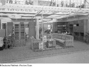 Ausstellungskoje des VEB Möbelkombinat Berlin (MKB) mit Neuentwicklungen der Anbauwand "Carat 2000/903"