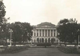 Russland. St. Petersburg, Platz der Künste. Michailowski-Palast (1819/1825; C. Rossi). Teilansicht über eine Blumenanlage