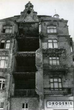 Blick in einen kriegszerstörten Altbau in Berlin (West)