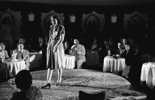 Bukarest: Modenschau: Kleider