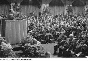 Gerhart Eisler und Publikum