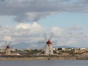 Salinen bei Trapani an der Westküste, Salzgewinnung mit Hilfe von Windmühlen aus dem Meer