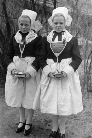 Konfirmandinnen in Schleifer Tracht. : Konfirmandce w Slepjanskej drasće.