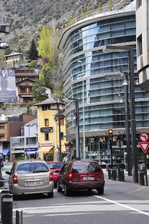 Andorra la Vella - Straßenverkehr : Straßenverkehr, aufgenommen im Geschäftszentrum der Hauptstadt Andorra la Vella am 17. April 2012