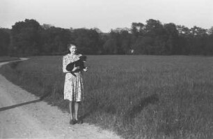 Junge Frau mit Hund auf einem Spaziergang in Dresden-Laubegast