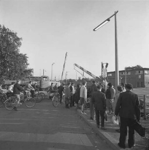 Schließung des Bahnübergangs an der Durmersheimerstraße bei Baufertigstellung der Vogesenbrücke.