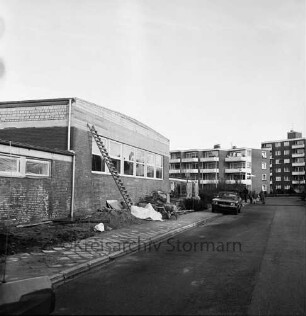 Schule am Kurpark: Erweiterung der Sporthalle: Außenansicht der Baustelle, dahinter Wohngebäude der Straße Am Kurpark