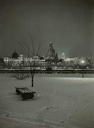 Dresden, Blick über die Elbe zur Brühlschen Terrasse, Frauenkirche und Rathausturm, Nachtaufnahme