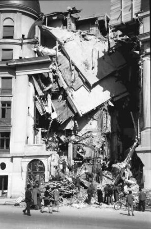 Bukarest: Bomben auf Bukarest, Bürohaus am Universitätsplatz, näher