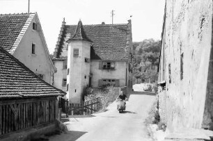 Istein: Haus (Nicki mit Roller)