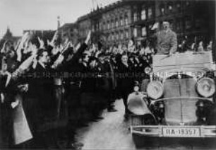 Adolf Hitler auf einer Kundgebung zur Reichspräsidentenwahl