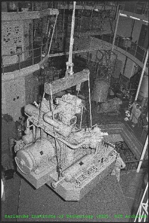 Transport eines Kompressors im Rahmen des Projektes Kalte Neutronenquelle (Projekt FR2/16) in den Forschungsreaktor 2 (FR 2)