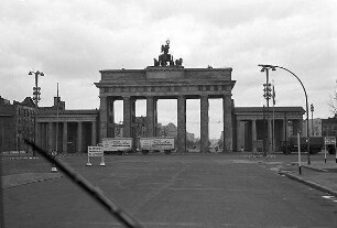 Berlin: Brandenburger Tor; Westseite; vom Bus